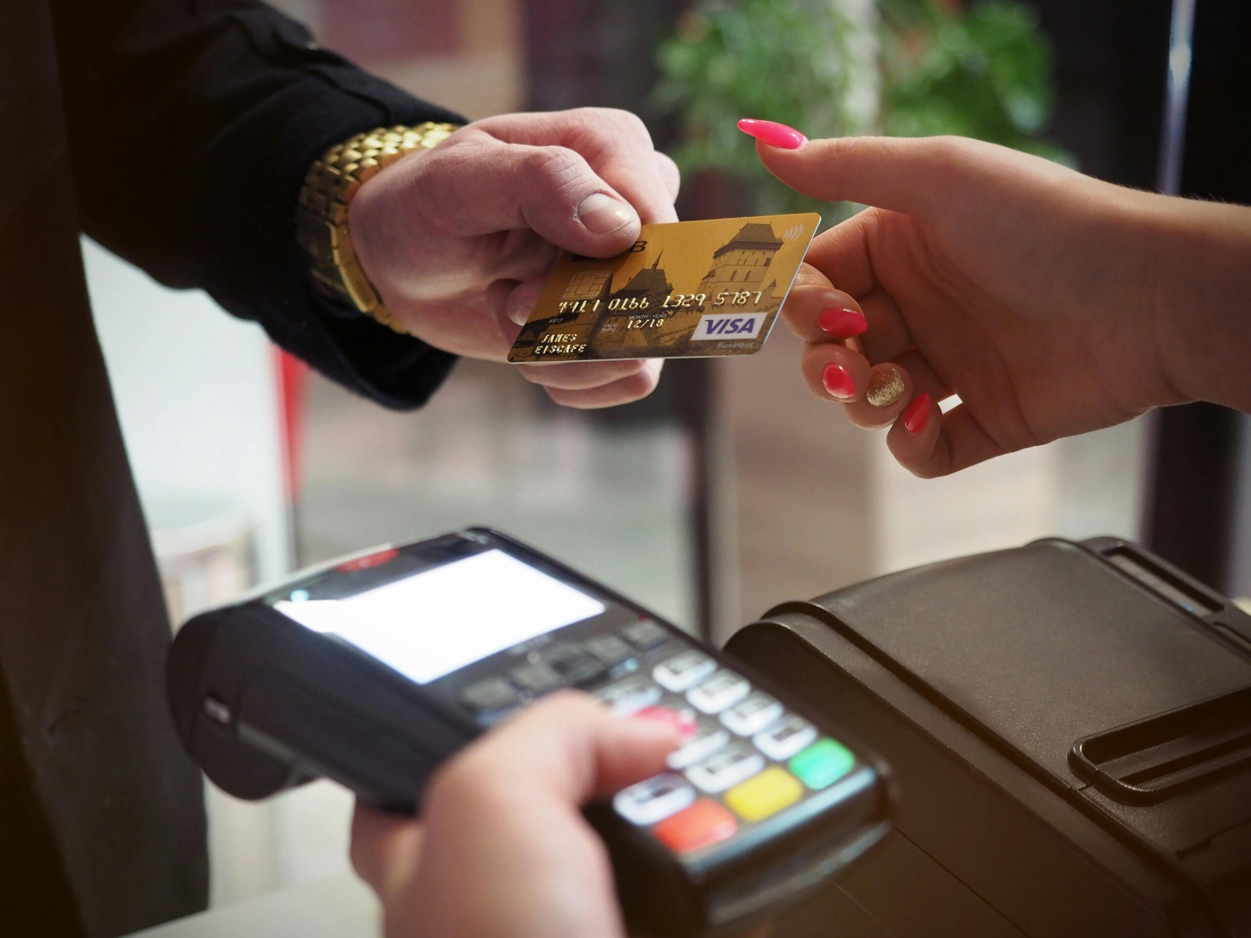 Comparison chart highlighting retailer vs. credit card return policies