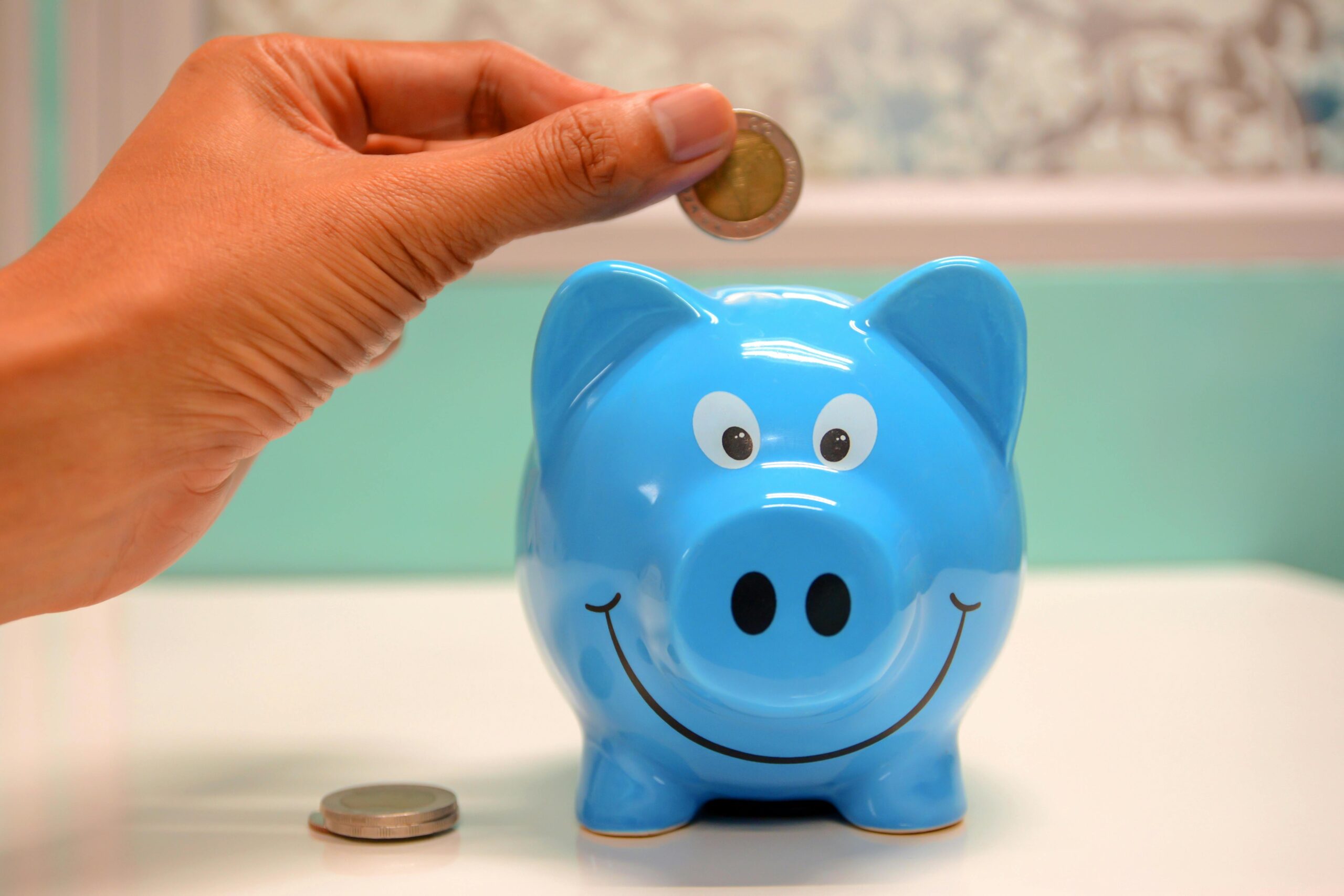 Graphic illustrating real-life success stories of users saving money through credit card return protection